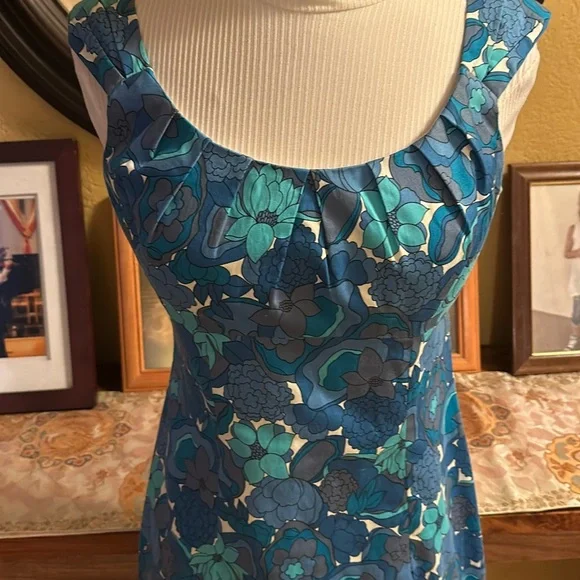 Maggie London Beauty in Blue - Picture 2 of 6